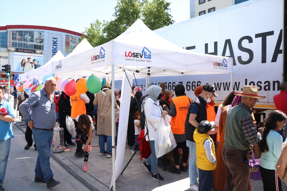 Lösev'in "İyilik Tırı" Niğde'de Yardım Dağıttı