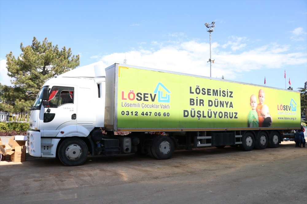 Lösev'in "İyilik Tırı" Niğde'de Yardım Dağıttı