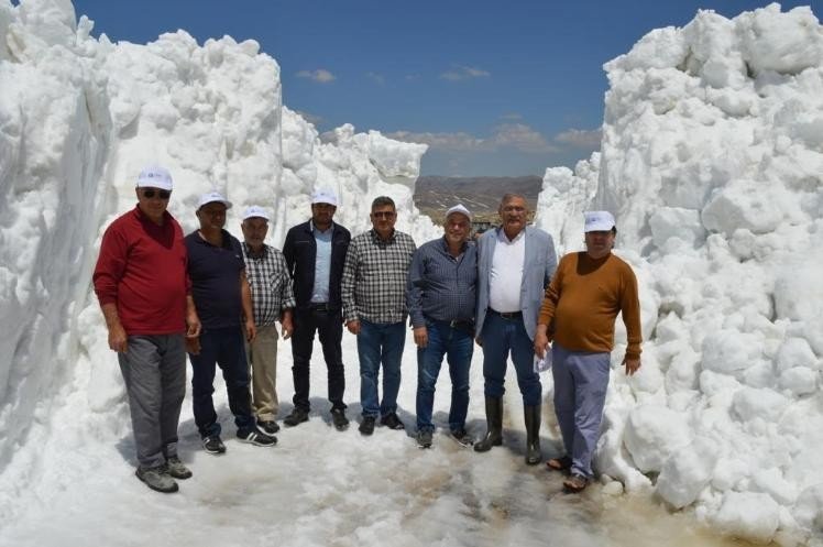 Antalya’da Termometre 30 Dereceyi Gösterdi, Vatandaş Sahilde Yer Bulmakta Zorlandı