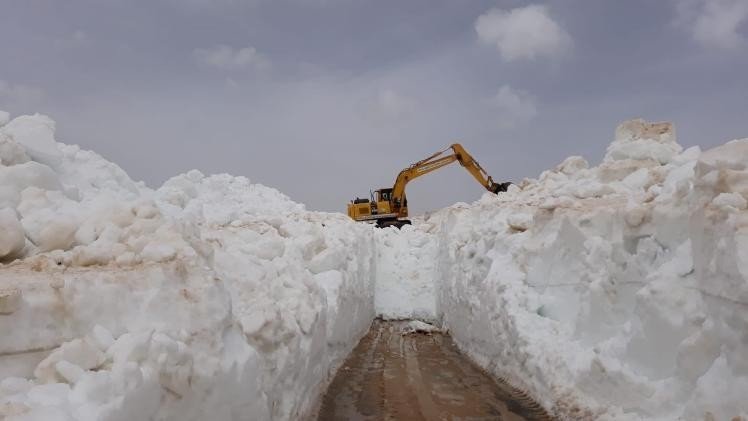 Antalya’da Termometre 30 Dereceyi Gösterdi, Vatandaş Sahilde Yer Bulmakta Zorlandı