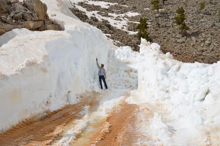 Antalya’da Termometre 30 Dereceyi Gösterdi, Vatandaş Sahilde Yer Bulmakta Zorlandı