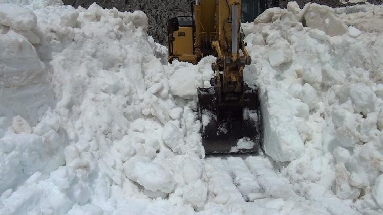 Antalya’da Termometre 30 Dereceyi Gösterdi, Vatandaş Sahilde Yer Bulmakta Zorlandı