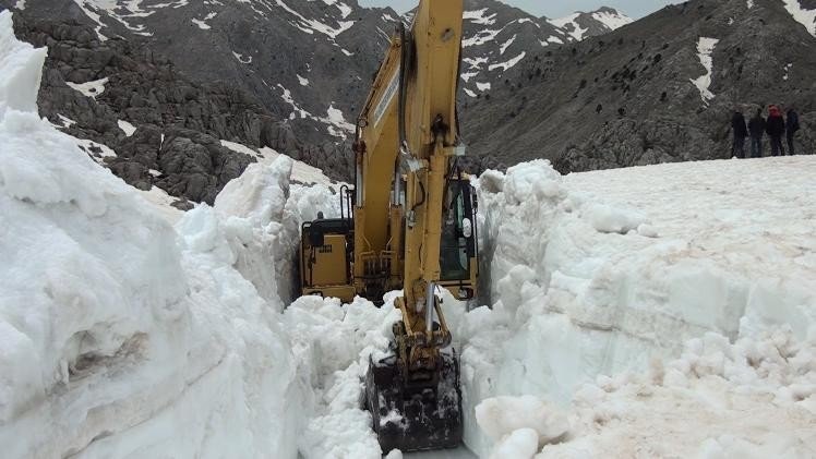Antalya’da Termometre 30 Dereceyi Gösterdi, Vatandaş Sahilde Yer Bulmakta Zorlandı