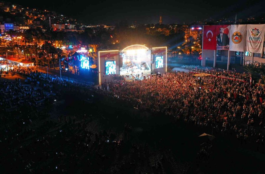 20. Alanya Uluslararası Turizm Ve Sanat Festivali’nde Fettah Can Konseri