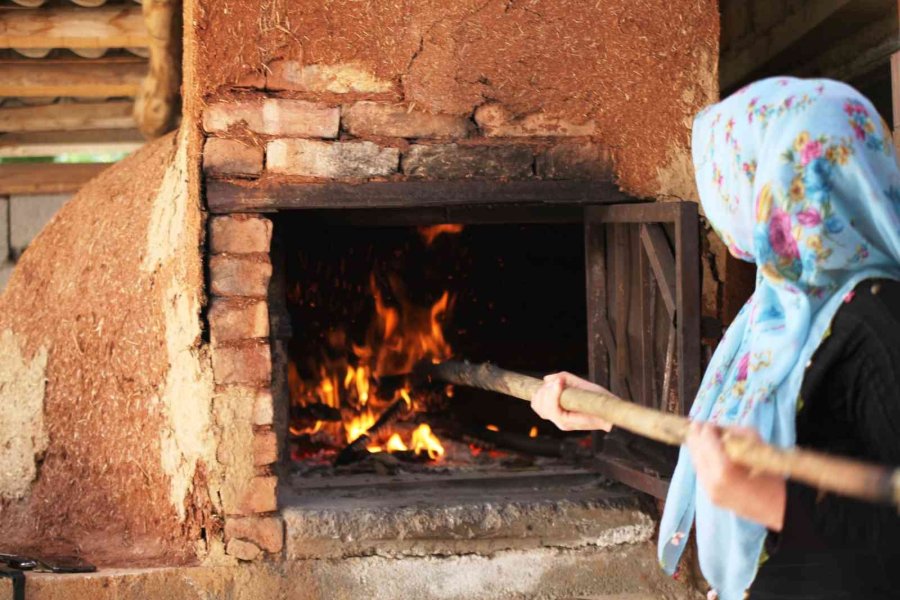 Odun Ateşinde Pişirdiği Güdük Böreği Geçim Kaynağı Oldu