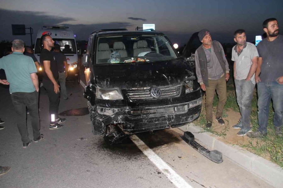 Konya’da Otomobil İle Minibüs Çarpıştı: 2’si Ağır 3 Yaralı