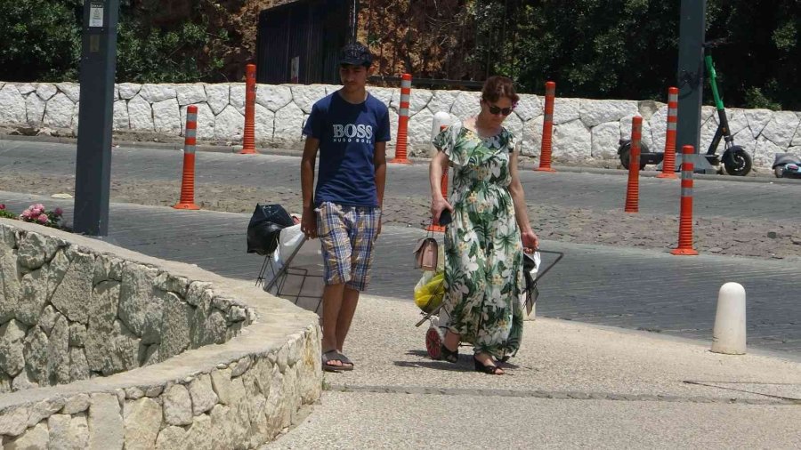Antalya’da Termometre 30 Dereceyi Gösterdi, Vatandaş Sahilde Yer Bulmakta Zorlandı