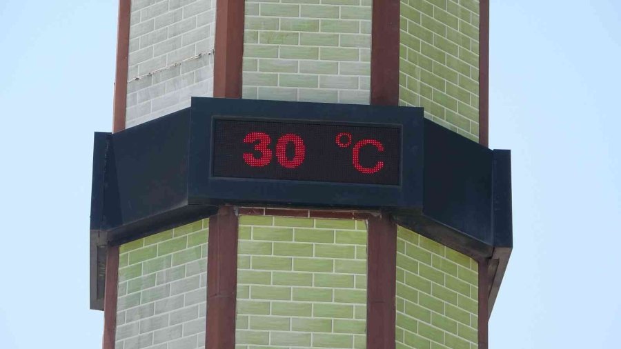 Antalya’da Termometre 30 Dereceyi Gösterdi, Vatandaş Sahilde Yer Bulmakta Zorlandı