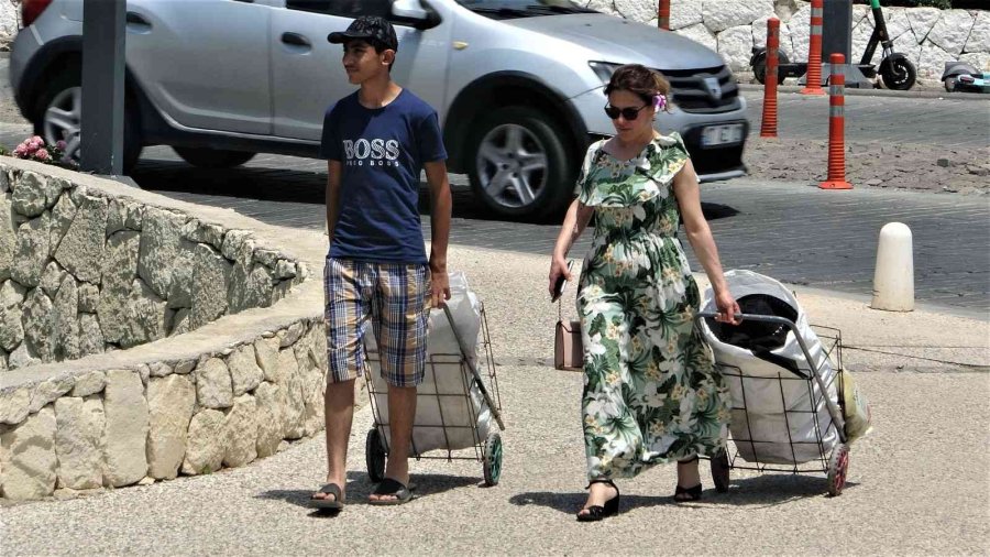 Antalya’da Termometre 30 Dereceyi Gösterdi, Vatandaş Sahilde Yer Bulmakta Zorlandı