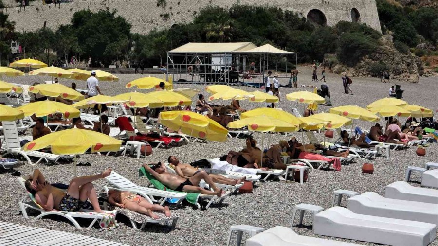 Antalya’da Termometre 30 Dereceyi Gösterdi, Vatandaş Sahilde Yer Bulmakta Zorlandı