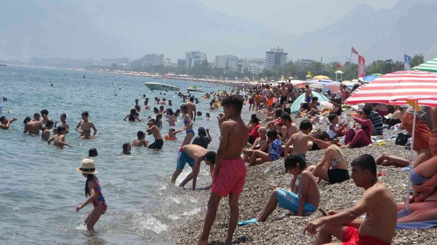Antalya’da Termometre 30 Dereceyi Gösterdi, Vatandaş Sahilde Yer Bulmakta Zorlandı