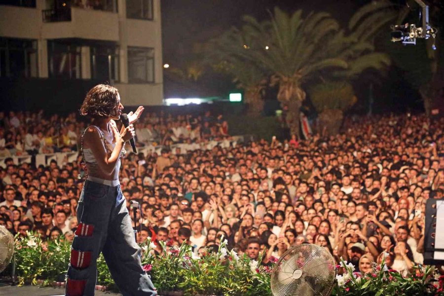 Turizm Ve Sanat Festivalinin Son Gününde Zeynep Bastık Sahne Aldı