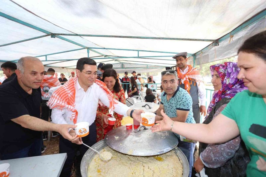 Başkan Tütüncü, Yörüklerin Şöleni’nde Keşkek Dağıttı