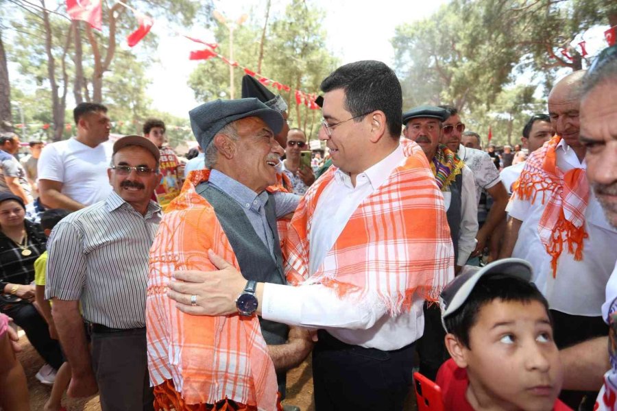 Başkan Tütüncü, Yörüklerin Şöleni’nde Keşkek Dağıttı