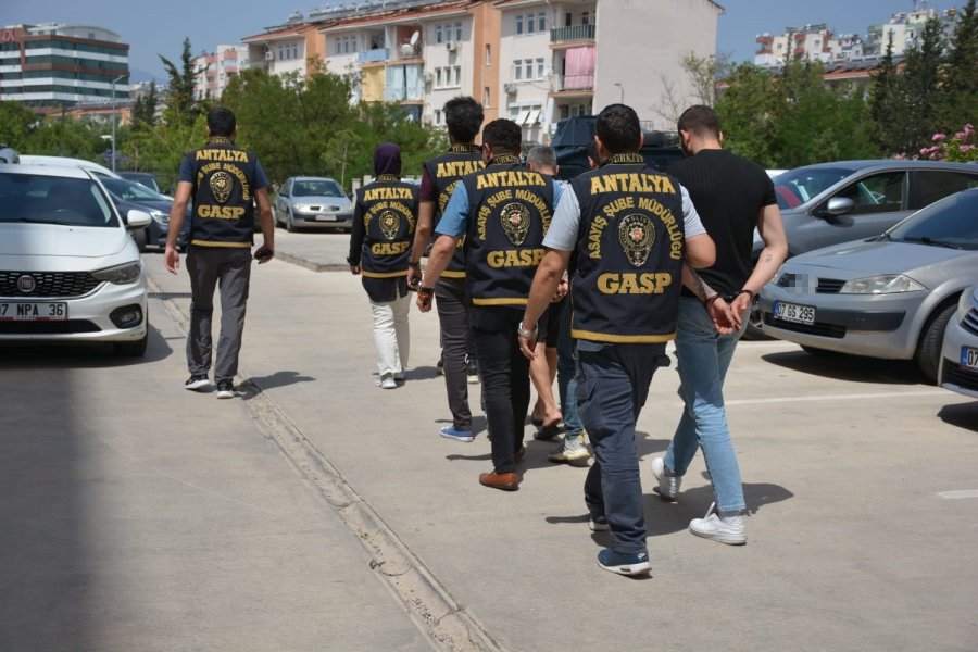 Escort Olarak Gittiği Yerlerde Çağırdığı 3 Kişi İle Birlikte Gasp Yapan 4 Kişi Tutuklandı
