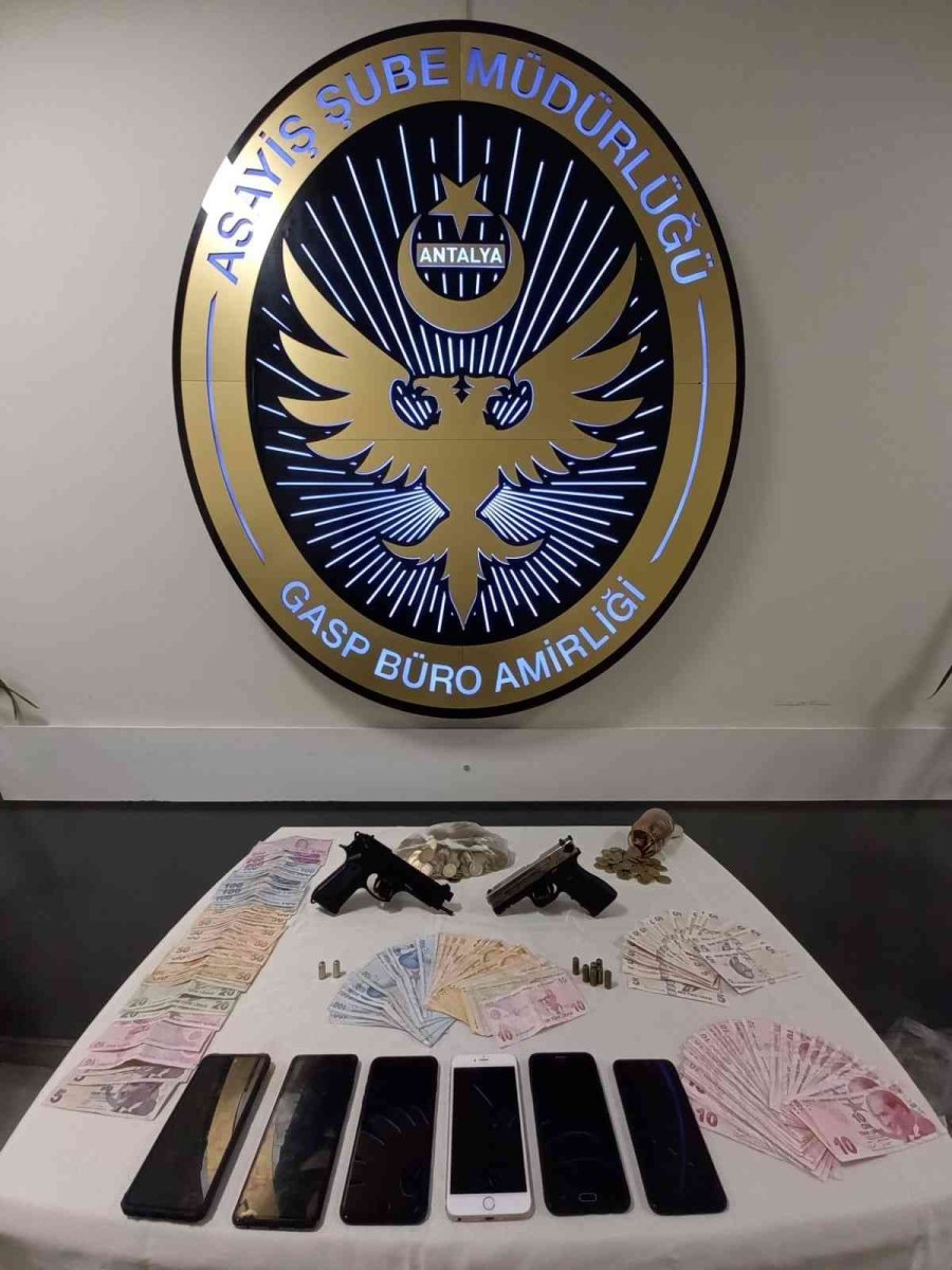 Escort Olarak Gittiği Yerlerde Çağırdığı 3 Kişi İle Birlikte Gasp Yapan 4 Kişi Tutuklandı