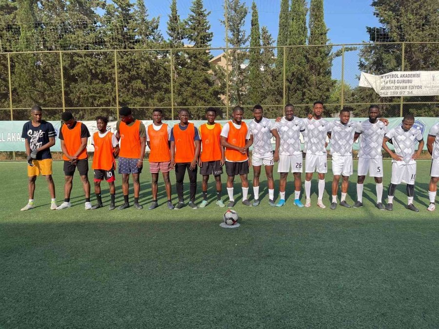 Akdenizli Afrikalılar Futbol Turnuvasında Ter Döktü
