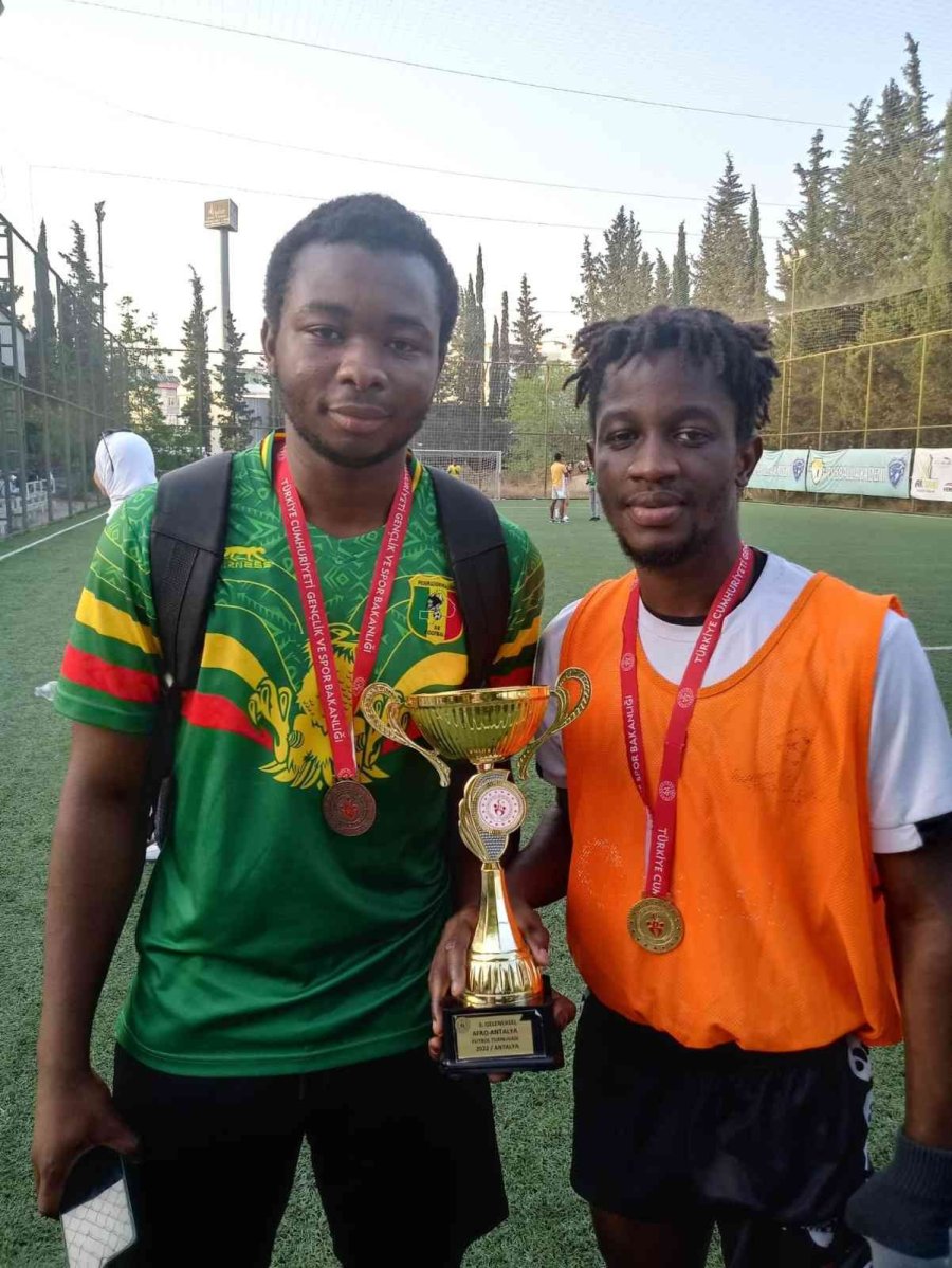 Akdenizli Afrikalılar Futbol Turnuvasında Ter Döktü