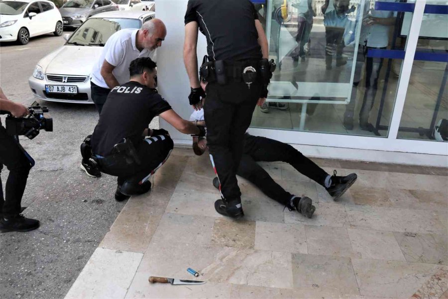 Bıçak İle Girdiği Bankada Etkisiz Hale Getirilince Gözyaşlarını Tutamadı