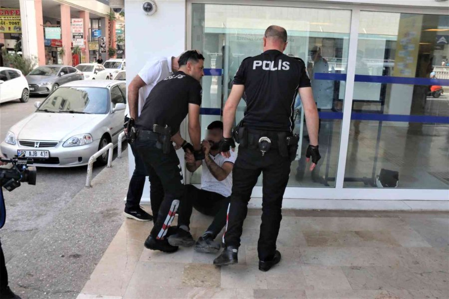 Bıçak İle Girdiği Bankada Etkisiz Hale Getirilince Gözyaşlarını Tutamadı