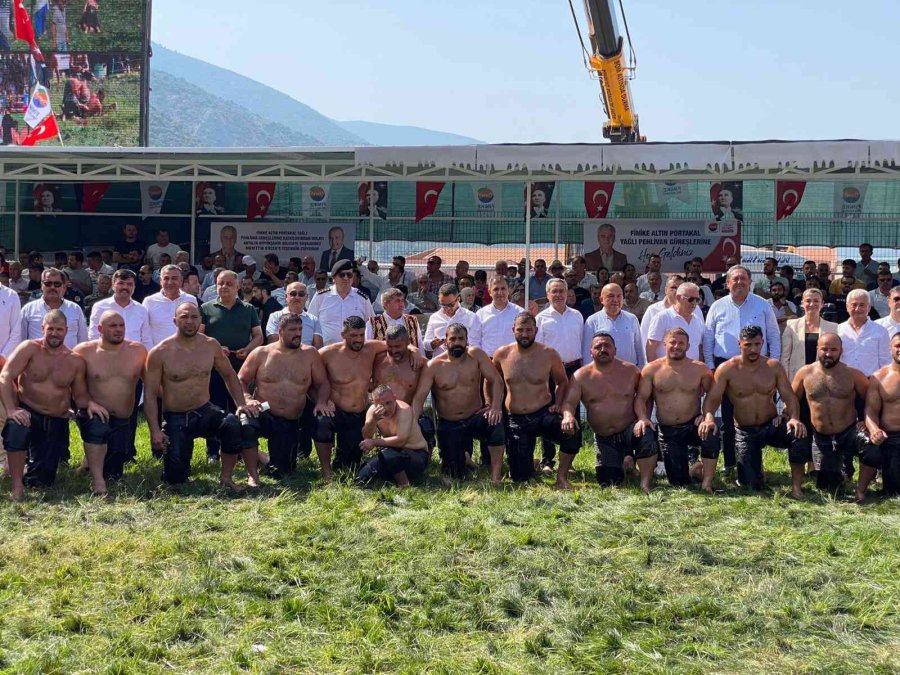 4. Finike Altın Portakal Yağlı Güreşlerinin Başpehlivanı Yusuf Can Zeybek Oldu