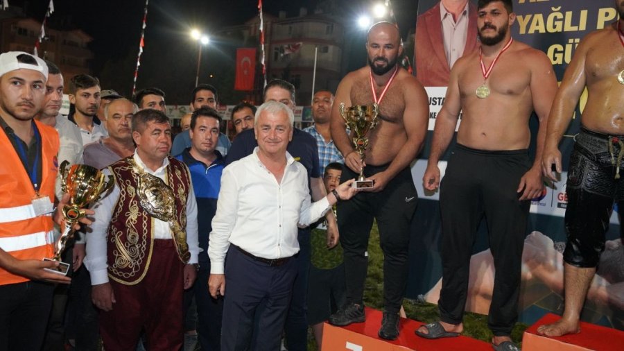 4. Finike Altın Portakal Yağlı Güreşlerinin Başpehlivanı Yusuf Can Zeybek Oldu