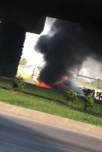 Seyir Halindeki Otomobil Alev Topuna Döndü