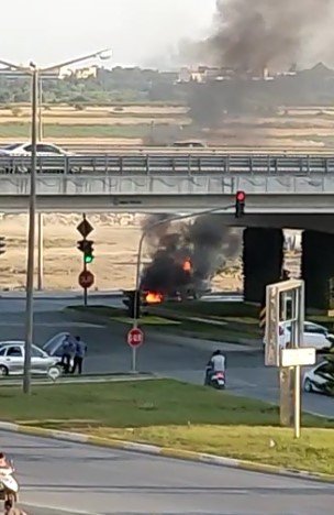 Seyir Halindeki Otomobil Alev Topuna Döndü