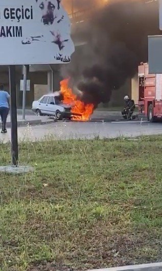 Seyir Halindeki Otomobil Alev Topuna Döndü