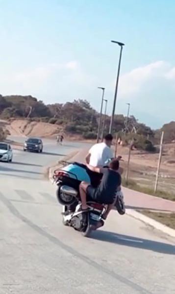 Motosiklet Üzerinde Ki Motosikletli İle Ölüme Meydan Okudular