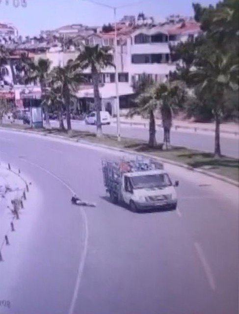 Seyir Halindeki Tüp Kamyonetinin Önüne Atladı