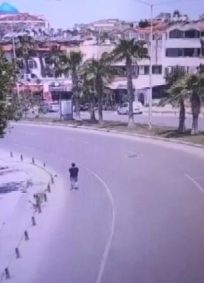 Seyir Halindeki Tüp Kamyonetinin Önüne Atladı