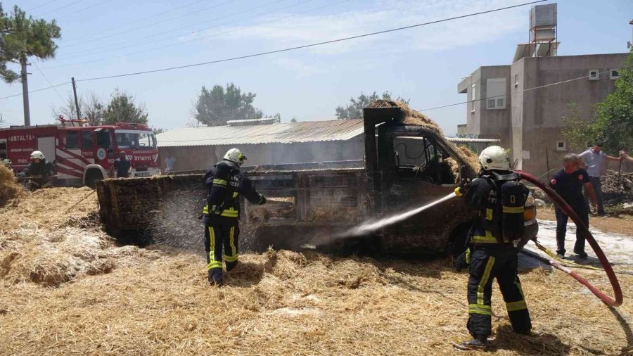 Çocukların Ateşle Oyunu Saman Yüklü Kamyoneti Yaktı