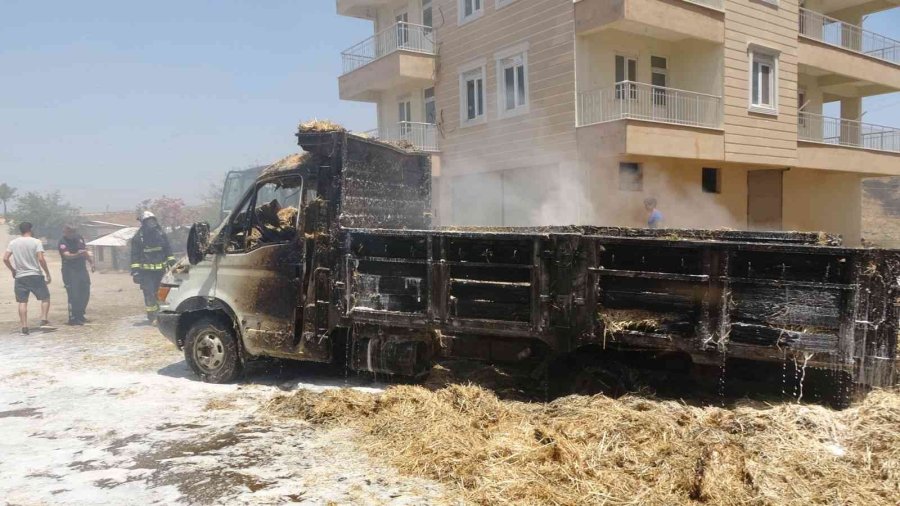 Çocukların Ateşle Oyunu Saman Yüklü Kamyoneti Yaktı