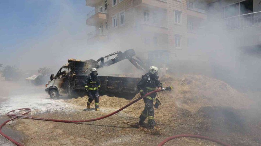 Çocukların Ateşle Oyunu Saman Yüklü Kamyoneti Yaktı