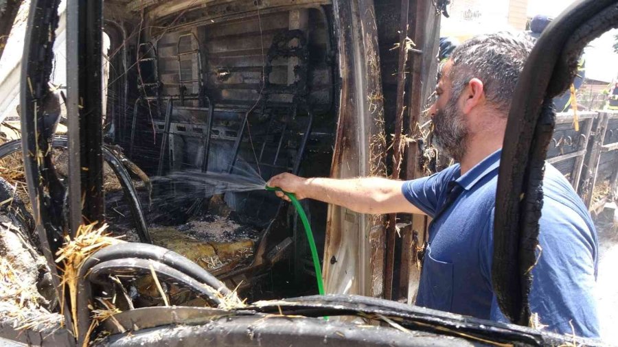 Çocukların Ateşle Oyunu Saman Yüklü Kamyoneti Yaktı