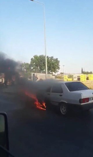 Seyir Halindeki Otomobil Alev Topuna Döndü