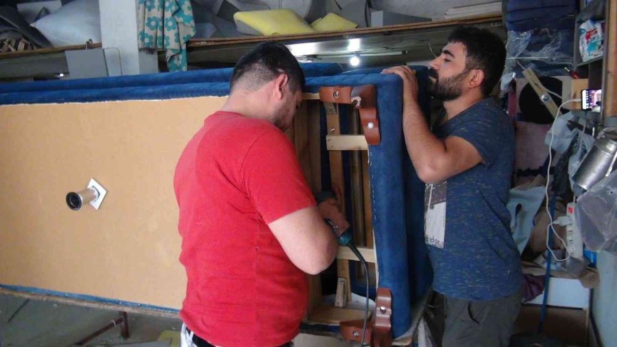 Mobilya Döşemecileri, 6 Bin Tl Maaşla Çalıştıracak Eleman Bulamıyor