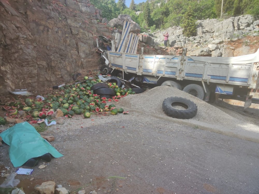Konya'da Kayalıklara Çarpan Kamyonun Sürücüsü Öldü