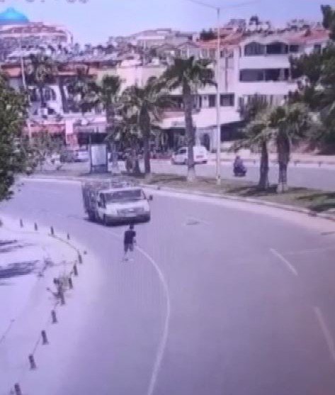 Seyir Halindeki Tüp Kamyonetinin Önüne Atladı