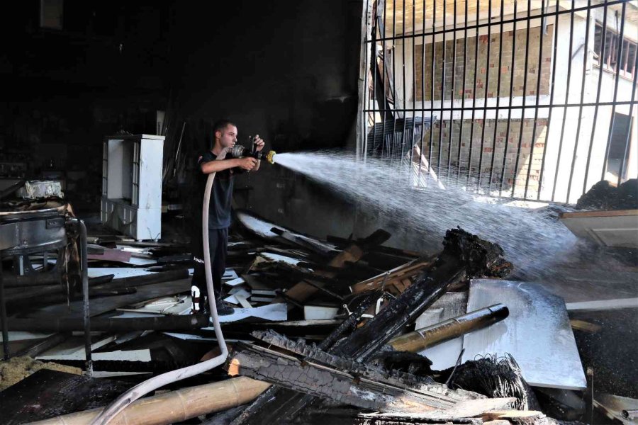 Geri Dönüşüm Malzemelerinin Bulunduğu Dükkanda Çıkan Yangın Korkuttu