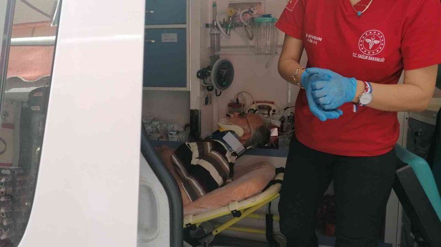 Seyir Halindeyken Motosikletten Düştü, Başını Yere Vurarak Beyin Kanaması Geçirdi