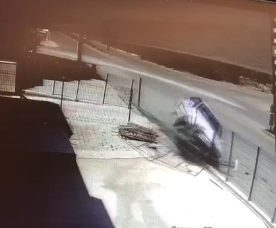 Çitlere Çarpan Otomobil Devrildi: 1 Yaralı