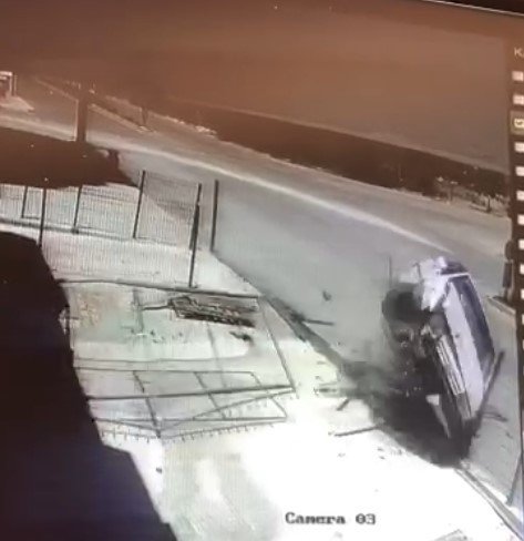 Çitlere Çarpan Otomobil Devrildi: 1 Yaralı