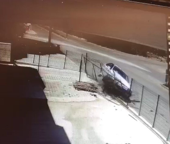 Çitlere Çarpan Otomobil Devrildi: 1 Yaralı