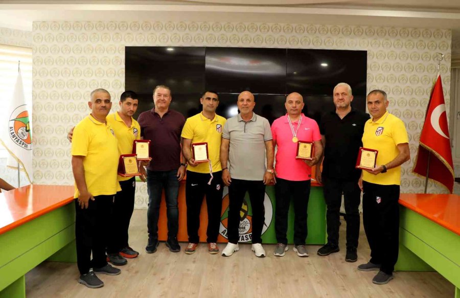 Alanyaspor, Atletico Bakü’yü Ödüllerle Uğurladı