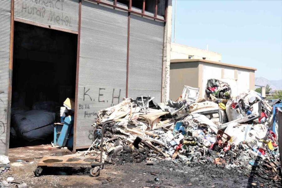 Geri Dönüşüm Malzemelerinin Bulunduğu Dükkanda Çıkan Yangın Korkuttu