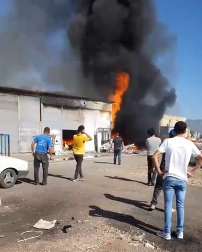 Döşemealtı’ndaki İşyeri Yangını Korkuttu