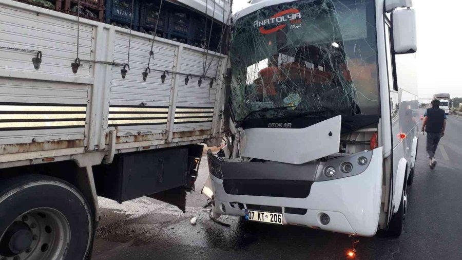 Tur Midibüsü Kamyona Arkadan Çarptı: 2’si Alman 3 Turist Yaralı