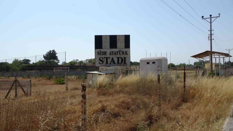 Gençler Saha Bulamazken Terk Edilen Stadı Kurumuş Ot Ve Dikenler Kapladı